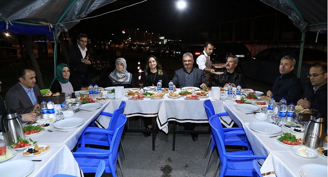 Vali Pekmez Polis Kontrol Noktasında Görevli Polislerle Sahur Yaptı