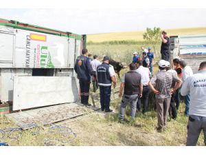 Tır devrildi sürücünün 10 yaşındaki oğlu hayatını kaybetti