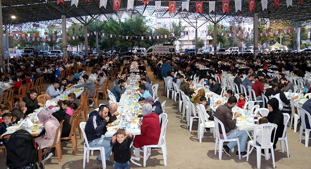 Ramazan’ın bereketi mahalle iftar sofralarında!