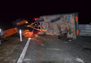 Kamyonun çarptığı traktör devrildi 1 ölü 2 yaralı