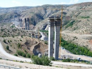 Türkiye’nin en yüksek ayaklı “Eyiste Viyadüğü” yükseliyor