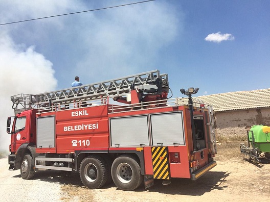 Eskil'de çıkan yangında 350 balya saman kül oldu