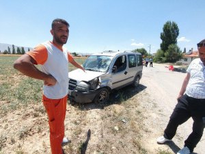 Hafif ticari araçla motosiklet çarpıştı: 1 ölü