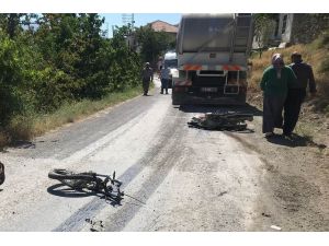 Motosiklet ile kamyon çarpıştı: 1 ölü, 1 yaralı