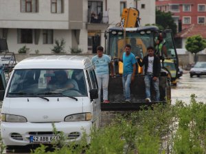 Suda mahsur kalan minibüse ilginç kurtarma