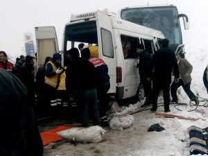 Yolcu otobüsü ile Öğretmen servisi çarpıştı: 2 ölü 11 yaralı