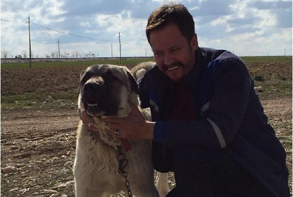 Yıldırım Meral'den örnek hassasiyet! Yaralı yavru köpeğe sahip çıktı