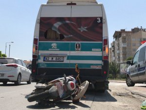 Minibüse çarpan elektrikli bisiklet sürücüsü yaralandı