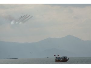 Türk yıldızlarından Beyşehir Gölü üzerinde nefes kesen prova