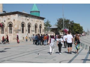 Binlerce Yerli Yabancı Turist Mevlana Hazretlerinin Türbesine Akın Etti