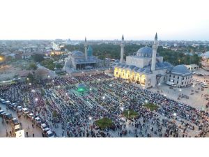 Binlerce çocuk sabah namazında Mevlana Meydanını doldurdu