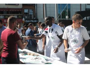 Atiker Konyasporlu futbolcular vatandaşlara aşure dağıttı