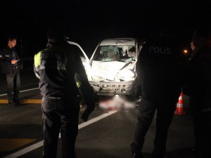 Lastiği patlayan aracı için yardım isterken kamyonet çarpınca öldü