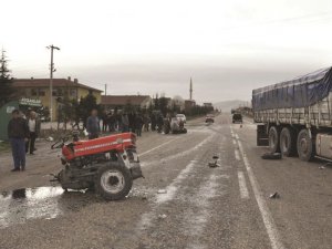 Feci kazada traktör ortadan ayrıldı, sürücü ağır yaralı