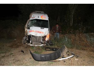 Görevden dönen ambulans şarampole yuvarlandı: 4 yaralı