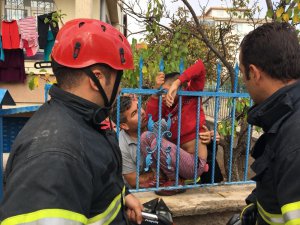 Korkuluk demiri çocuğun koluna saplandı