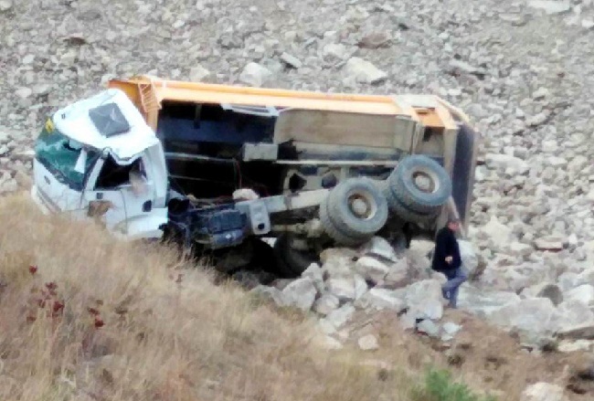 Hafriyat kamyonu yükünü boşaltırken uçurumdan yuvarlandı: 1 ölü