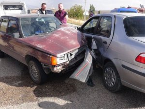 Aksaray’da iki otomobil çarpıştı: 3’ü çocuk 9 yaralı