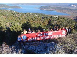 Doğaseverler, 29 Ekim Cumhuriyet Bayramını dağın zirvesinde kutladı