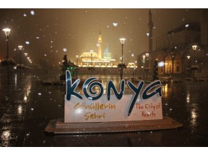 Konya kent merkezine mevsimin ilk karı düştü