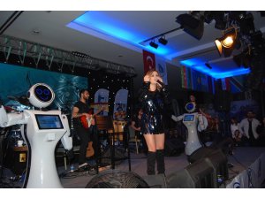 İnsansı robotlar danslarıyla ünlü şarkıcı Merve Özbey’e eşlik etti