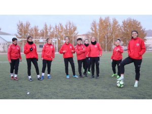 Futbolcu kızlar imkansızlıklar içinde çıktıkları maçlarda 1. Lig mücadelesi veriyor