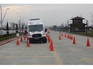 Ambulans şoförleri maharetlerini sergiledi