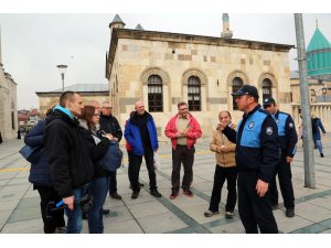 Büyükşehir Turizm Zabıtası ziyaretçilere rehberlik ediyor