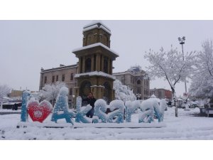 Aksaray beyaza büründü, okullar 1 gün süreyle tatil edildi