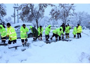 Aksaray Belediyesinde tüm ekiplerin kar seferberliği