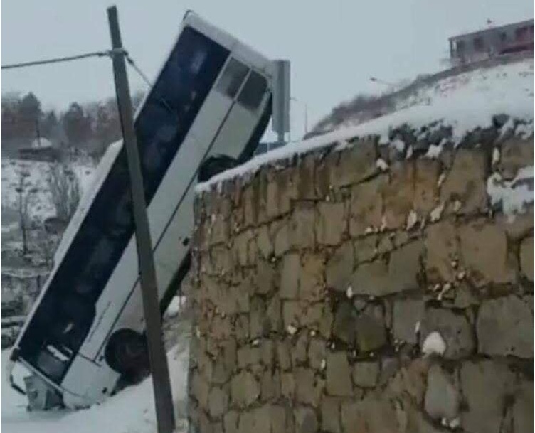 Aksaray'da kaza: Otobüs duvarda asılı kaldı