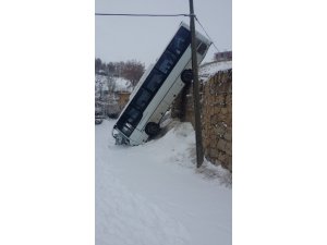 Yolcu otobüsü 6 metrelik duvardan düştü: 1 yaralı