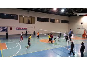 Kulu’da kaymakamlık voleybol turnuvası gelirleri Yemen’e gönderildi