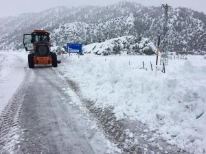 Derebucak’ta kar yağışı hayatı olumsuz etkiliyor