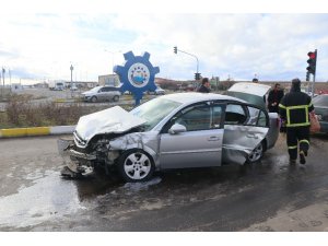 Aksaray'da Kırmızı Işık İhlali Kazaya Neden Oldu: 1’i Çocuk 3 Yaralı