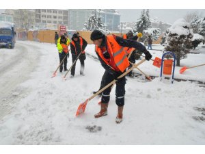 Akşehir Belediyesi kar temizleme çalışmalarını sürdürüyor