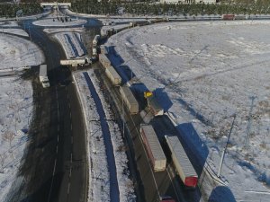 Şehirler arası yollar tırlara açıldı, bekleyen araçlar havadan görüntülendi