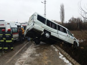 Öğrenci servisi kanala uçmaktan kıl payı kurtuldu: 16 yaralı