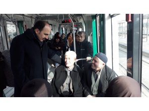 Başkan Altay tramvayda vatandaşlarla bir araya geldi