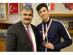 Başkan Özgüven, başarılı sporcuyu ödüllendirdi