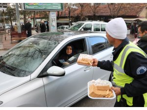 Sürücülere ceza yerine lokum bisküvi ikram edildi