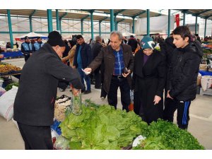 Başkan Akkaya, Yarenler Pazarında alışveriş yaptı