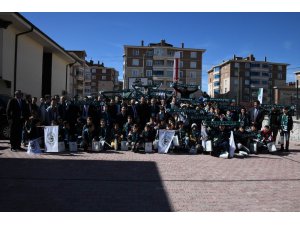 Atiker Konyasporlu futbolcular Şivlilik dağıttı