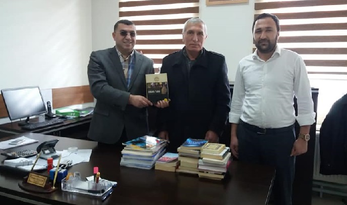 Muhtar Adayı İsmail Meral'den Okula Kitap Desteği