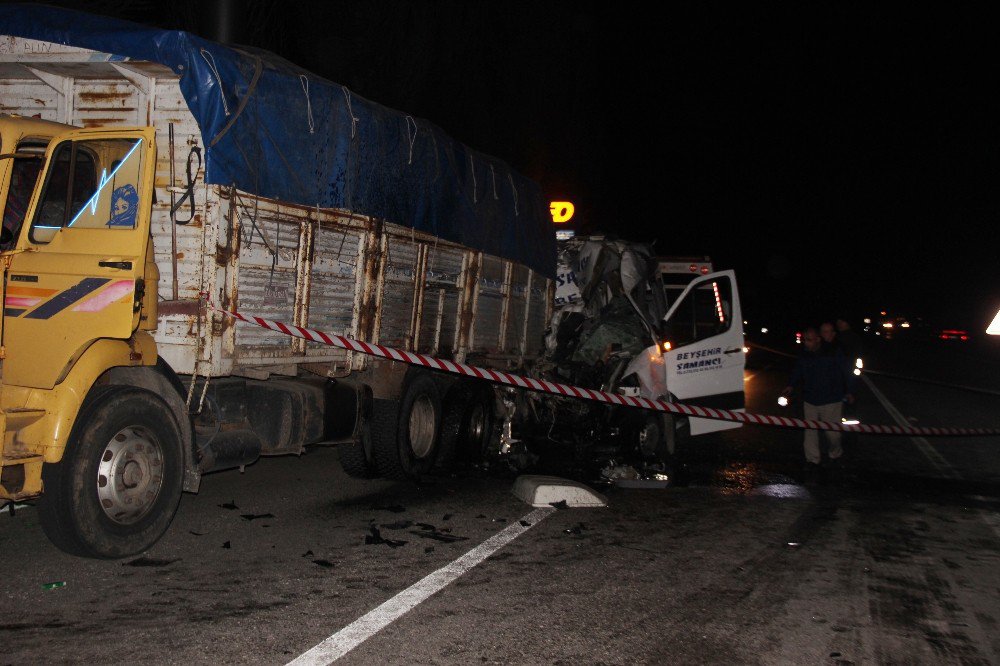 Yolcu minibüsü kamyona çarptı: 2 ölü, 10’dan fazla yaralı