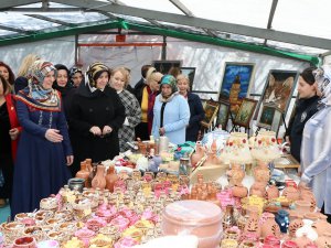 Polis eşlerinden anlamlı kermes