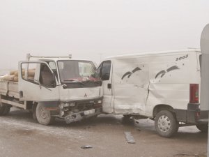 Kamyonetle minibüs çarpıştı 2 yaralı