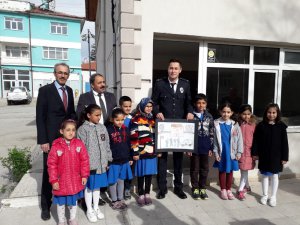 Yunak’ta öğrencilerden polise ziyaret