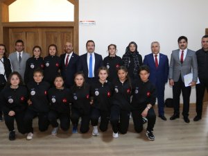 Futsal Şampiyonasına katılacak sporculardan Vali Ali Mantı’ya ziyaret