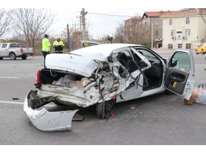 Aksaray’da tır ile otomobil çarpıştı: 3 ağır yaralı